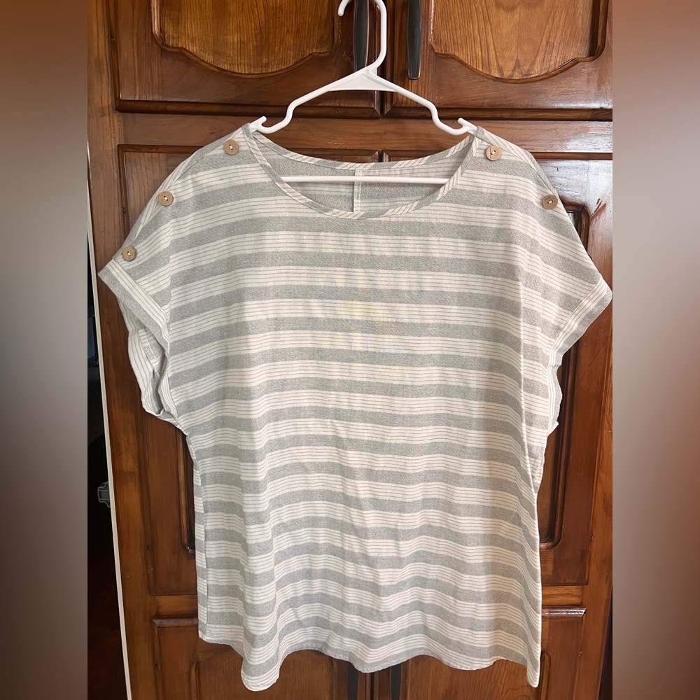 Women’s Gray and White Striped Short Buttoned Sleeve Top! Size 2XL.